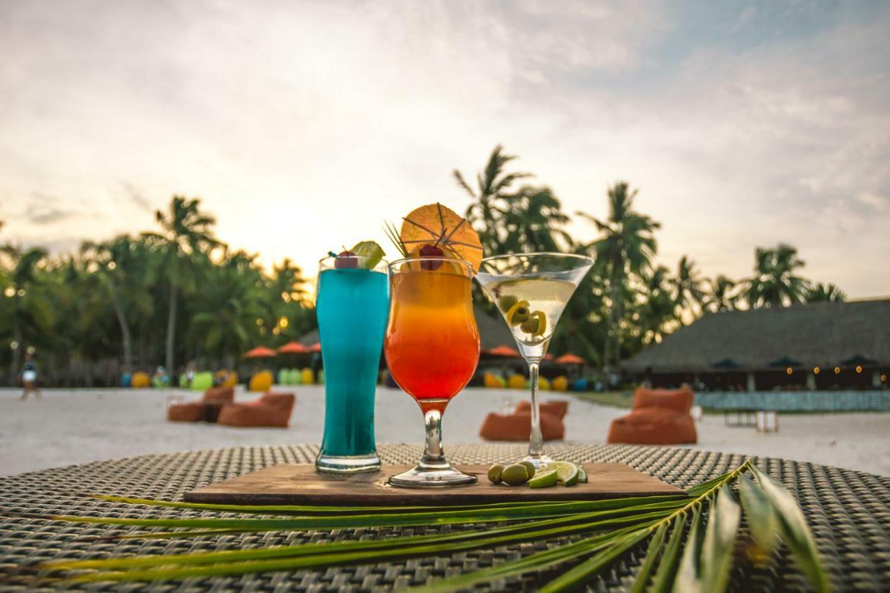 เซาท์ ปาล์ม รีสอร์ต Hotel ปางเลา ภายนอก รูปภาพ Cocktails at a beach resort