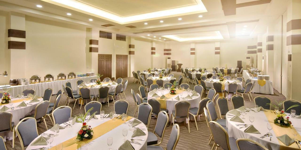 เซาท์ ปาล์ม รีสอร์ต Hotel ปางเลา ภายนอก รูปภาพ The ballroom of the hotel