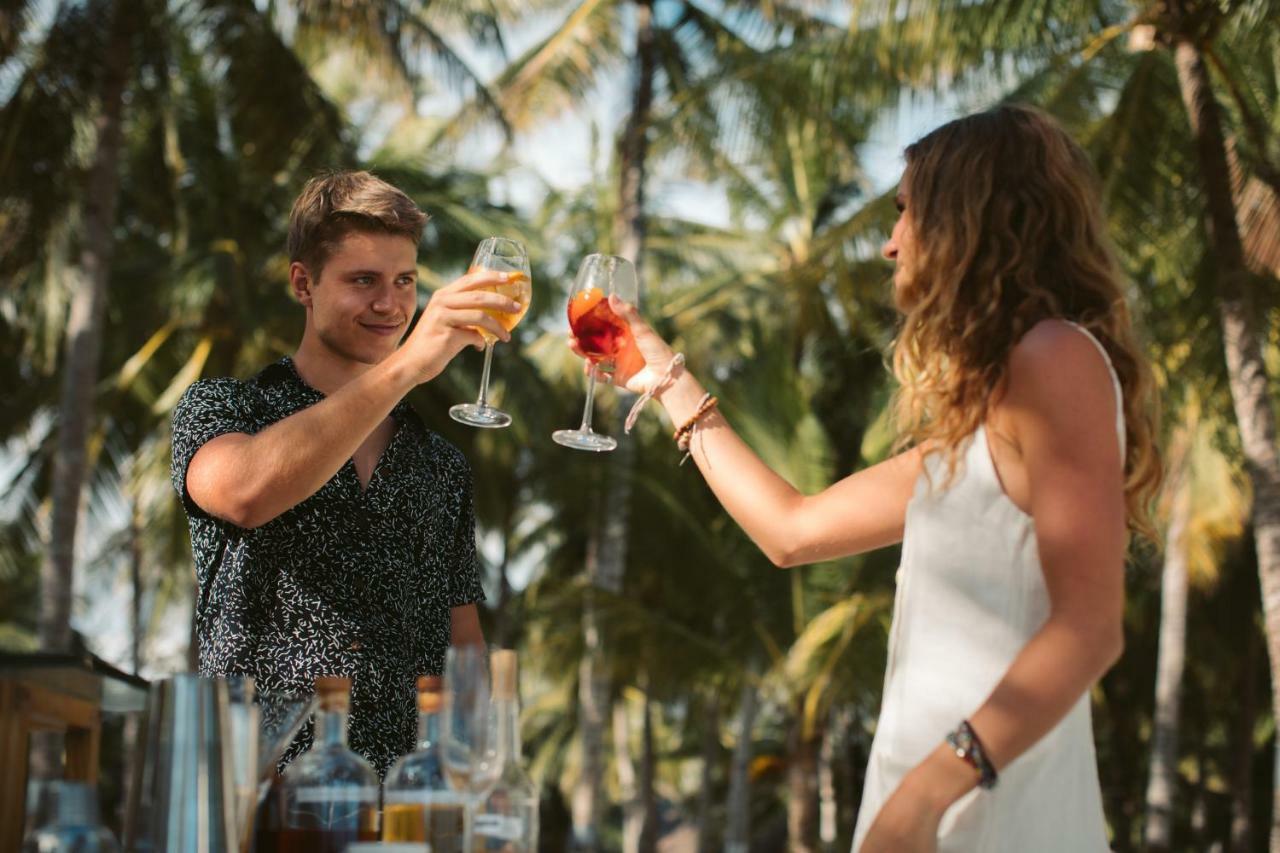 เซาท์ ปาล์ม รีสอร์ต Hotel ปางเลา ภายนอก รูปภาพ Two people toasting with wine